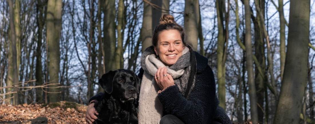 Tinka und Labrador Frieda im Wald
